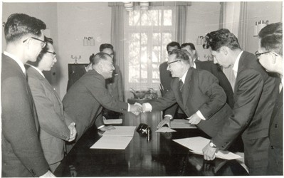 1959年12月外交関係再開に関する文書署名(於:ワルシャワ) 写真:ブルガリア外務省アーカイブ