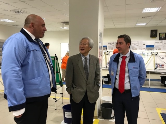 ピリゼウスキ工場長（左）とセドラルスキ工場長（右）