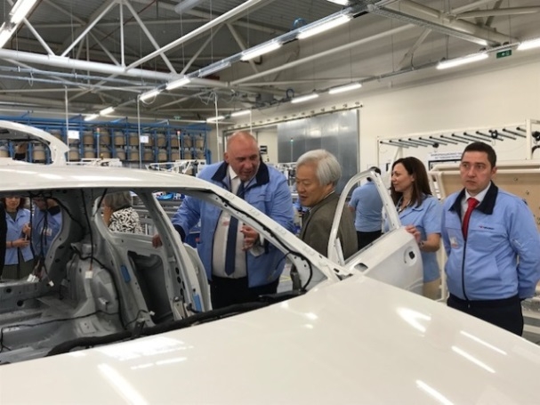 模型車内に張られるワイヤーハーネスの見学