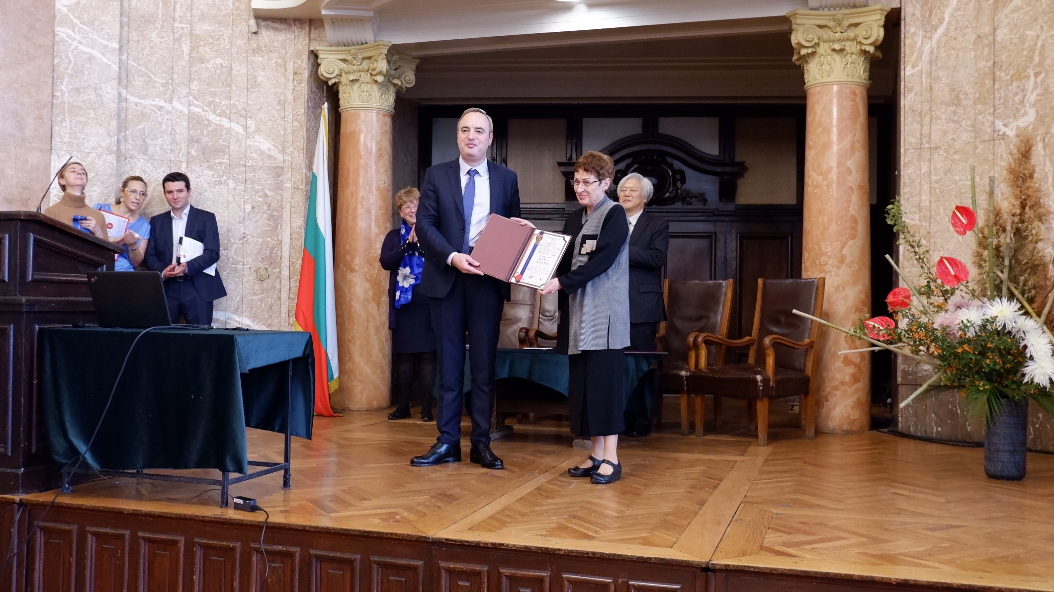 ソフィア大学からの表彰(ゲルジコフ学長とツィゴヴァ教授)