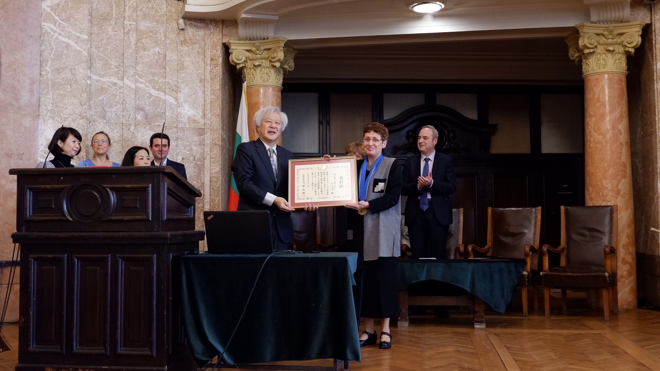 Посланикът Н.Пр. Масато Ватанабе връчва почетната грамота на министъра на външните работи на Япония